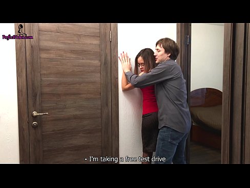 ❤️ Seksuāla nekustamo īpašumu pārstāve jutekliski džerkstina savu pīli un drāž, pārdodot savu dzīvokli - Krempai ❌ Porno pie mums