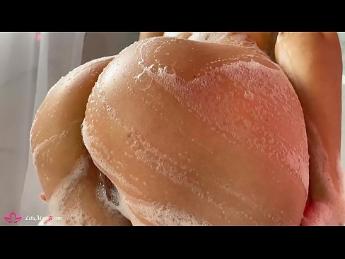 ❤️ Brunete masturbē makstiņu ar vibratoru līdz intensīvam orgasmam dušā ❌ Porno pie mums