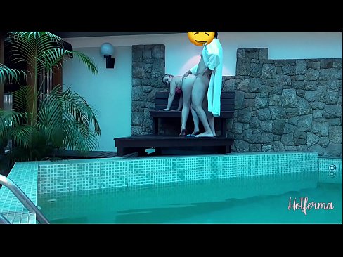 ❤️ Boss uzaicina kalponi uz baseinu, bet nevarēja pretoties karstu ❌ Porno pie mums